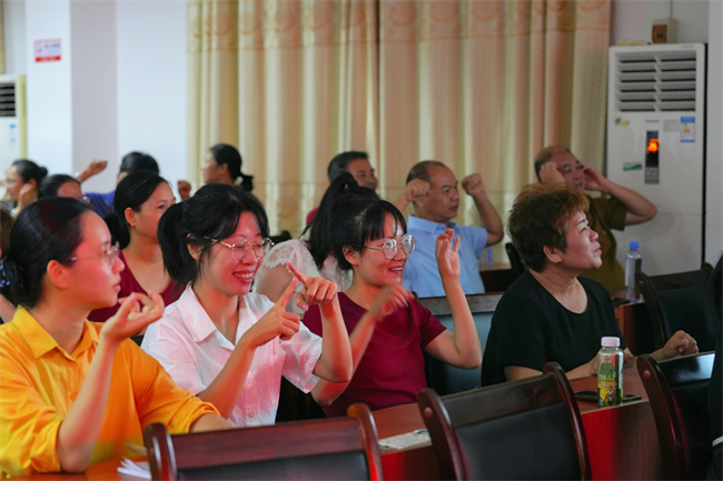 图为学员学习手语